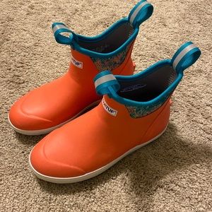 Women’s size 6 xtratufs